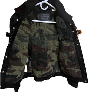 Levi’s Men’s Trucker Jacket M — Black with Green Camo Sherpa Lining NWOT